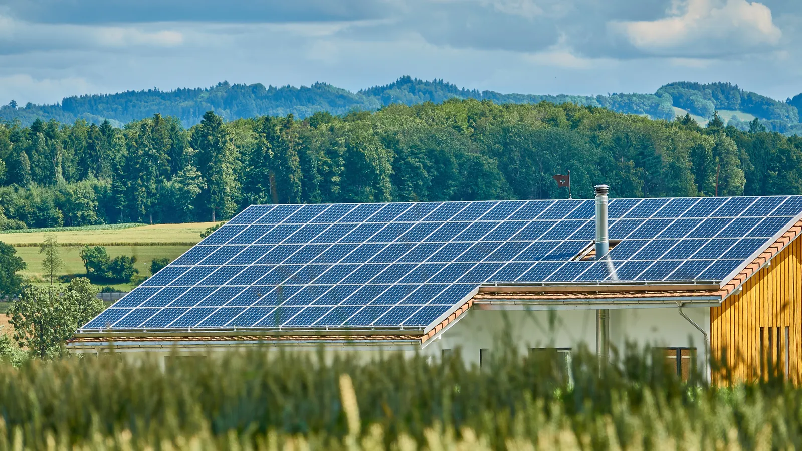 Solar photovoltaic array